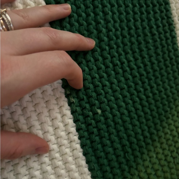 Hudson’s Bay Company- Knit throw blanket - Picture 7 of 7